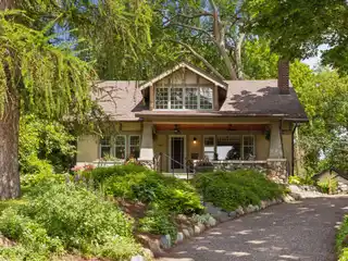 Stunning 5 Bedroom, 3 Bath Lyndhurst Home