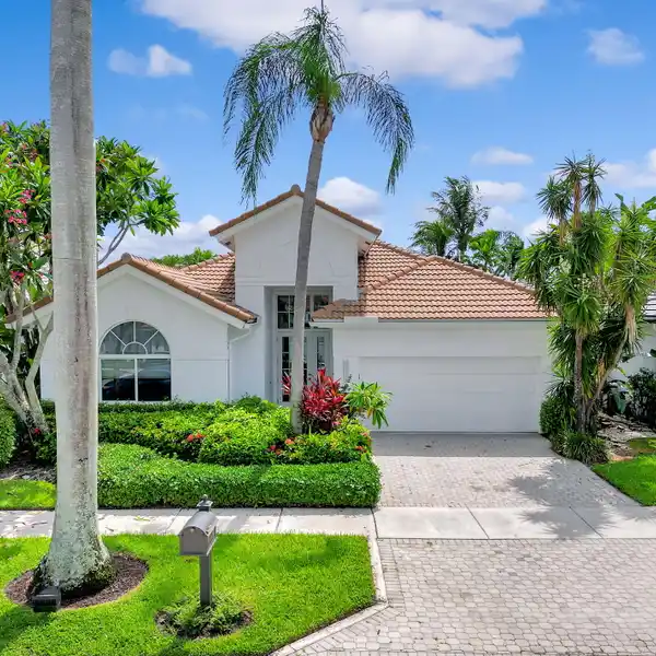 LAKEFRONT LUXURY IN PRESTIGIOUS COUNTRY CLUB COMMUNITY