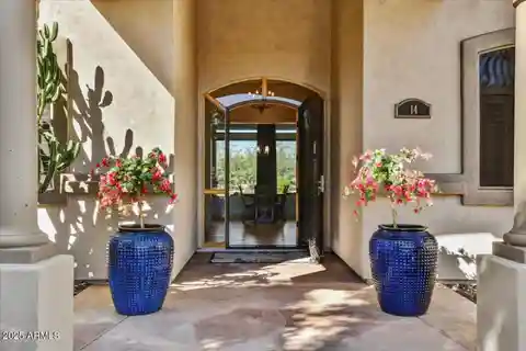 Seamless Indoor-Outdoor Flow with Expansive Windows