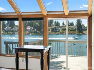 Lakefront Elegance with Flat Bank Waterfront