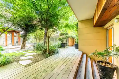 Exceptional Garden-level Dual-aspect Apartment