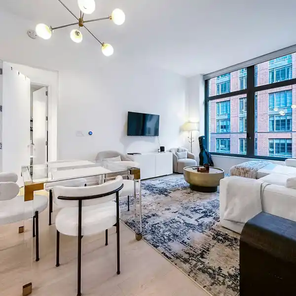 SUN-DRENCHED SOHO LIVING WITH CITY VIEWS