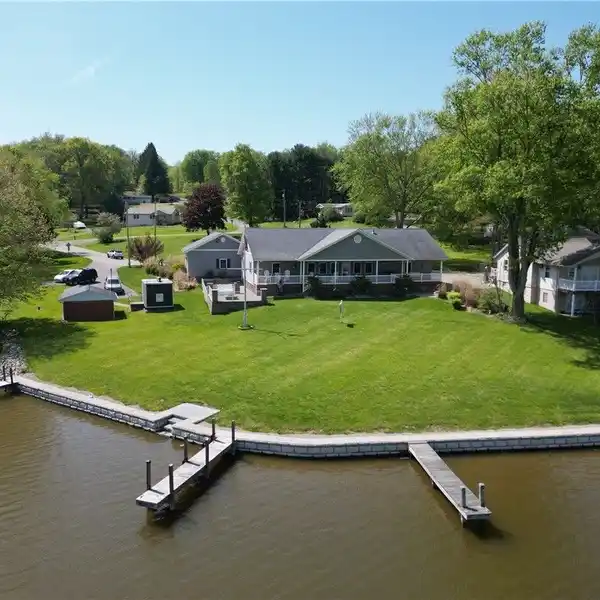 EXTRAORDINARY LAKEFRONT RETREAT