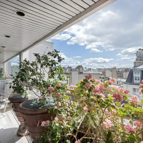 LIGHT-FILLED APARTMENT WITH LANDMARK VIEWS