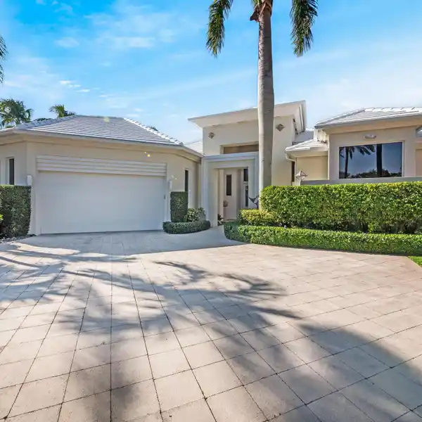 EXQUISITE PROPERTY WITH SUPERB QUALITY THROUGHOUT