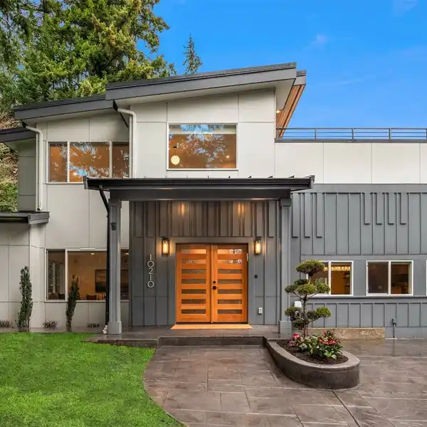 STUNNING MODERN-STYLE HOME