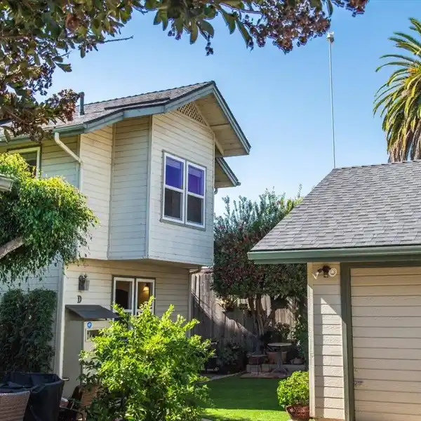 EXCLUSIVE FREESTANDING CONDO WITH PRIVATE STUDIO SPACE