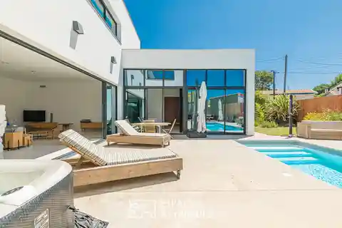 Architect-Designed Contemporary Oasis in Central Pessac