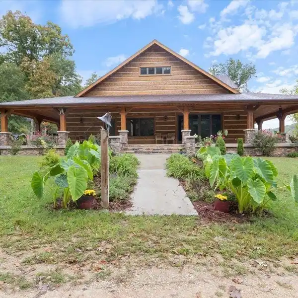 EXTRAORDINARY WATERFRONT RETREAT