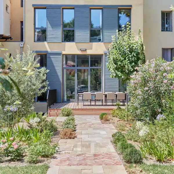 ELEGANT PROPERTY IN A BEAUTIFUL GARDEN SETTING