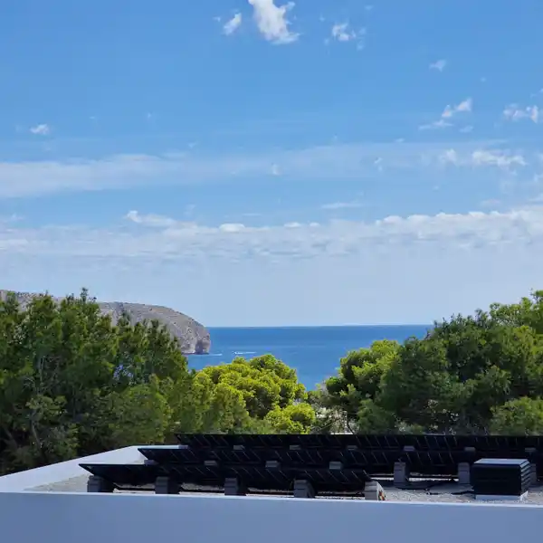 NEW CONTEMPORARY VILLA IN THE CHARMING VILLAGE OF MORAIRA