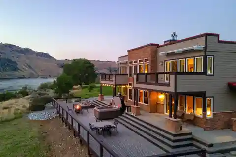 Low-bank Waterfront Home Overlooking the Columbia River