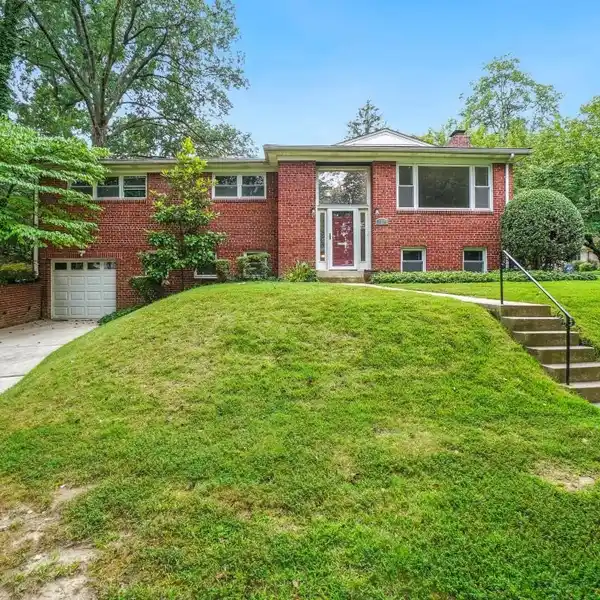 BRIGHT BETHESDA RETREAT WITH FLEXIBLE LIVING SPACES