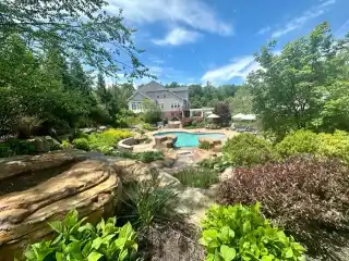 Sprawling Cul-de-sac Estate