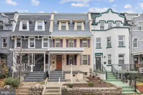 Beautifully Renovated Colonial Row House