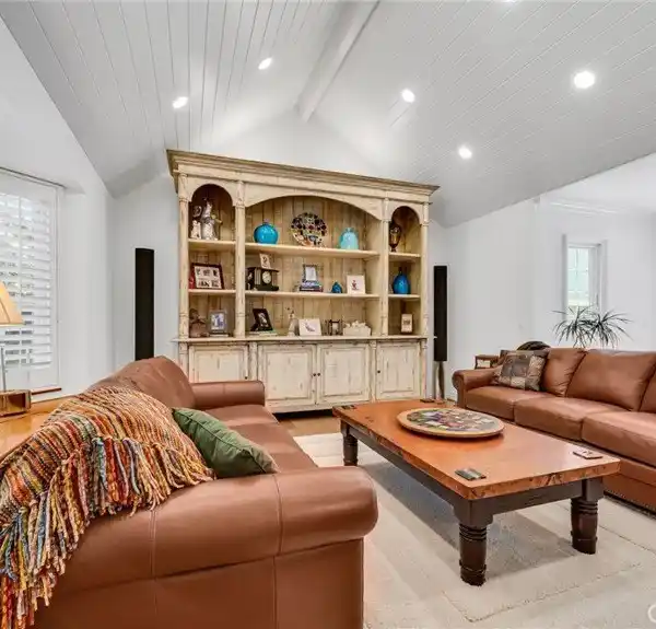 ELEGANT TOWNHOME WITH DESIGNER UPGRADES
