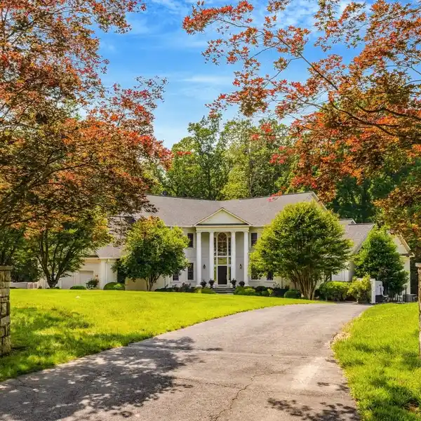 GRAND V-SHAPED ESTATE NEAR POTOMAC RIVER