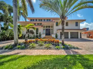 Waterfront Elegance and Comfort in Harbour Inlet