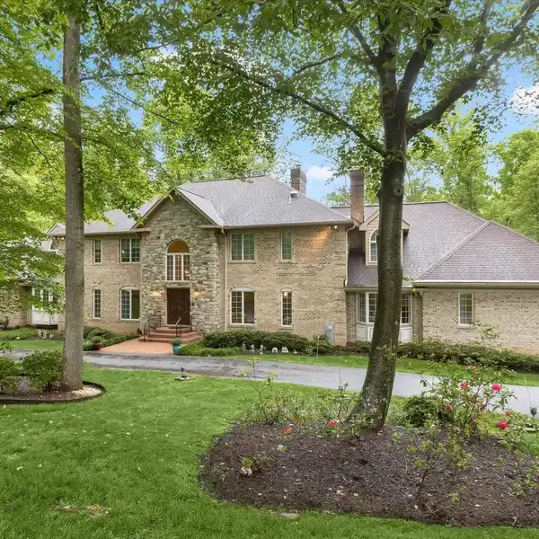 PRESTIGIOUS ESTATE WITH VERSATILE SPACES