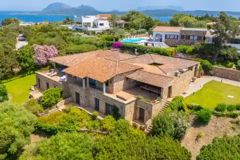 Prestigious Villa Immersed in Nature