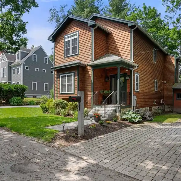 BEAUTIFUL 2016 FARMHOUSE COLONIAL