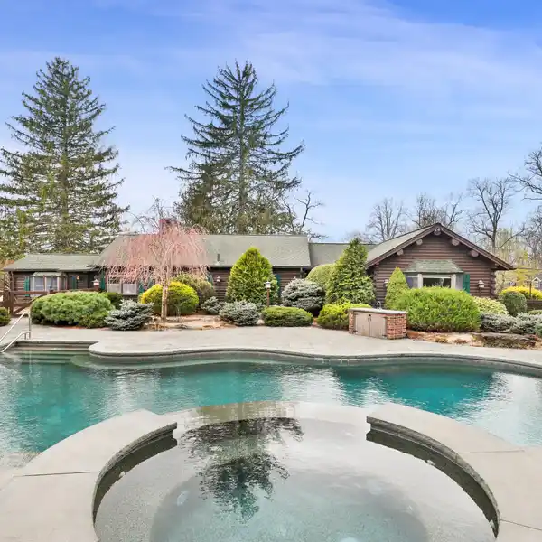 3.7-ACRE PRIVATE RETREAT