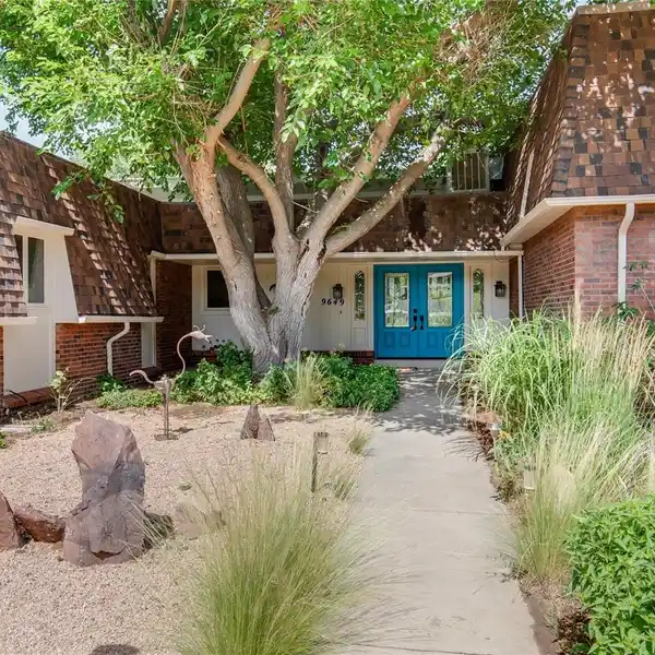 CHARMING CUL-DE-SAC GEM WITH SCENIC PRIVACY