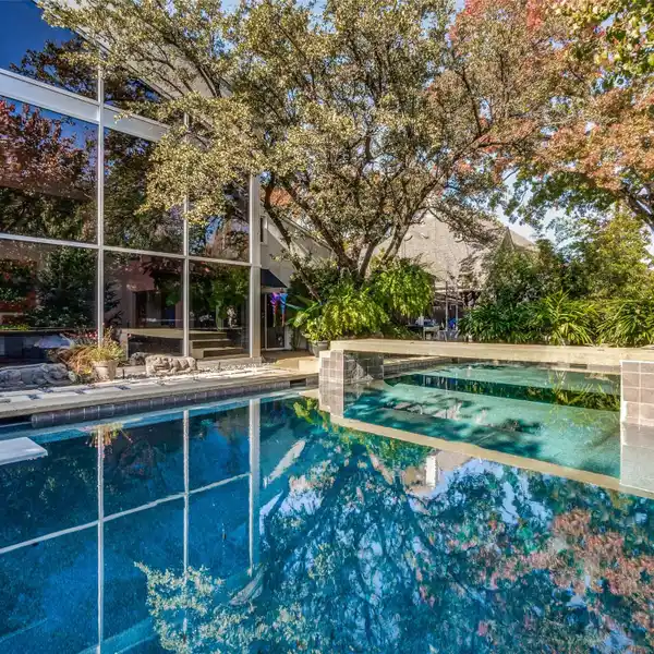 ESTATE WITH OPENNESS AND ARCHITECTURAL DRAMA