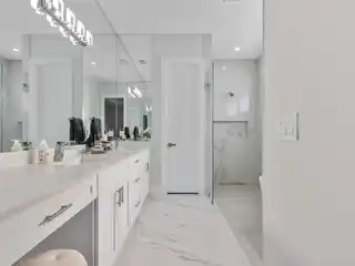 Luxury and Convenience in Naples Park