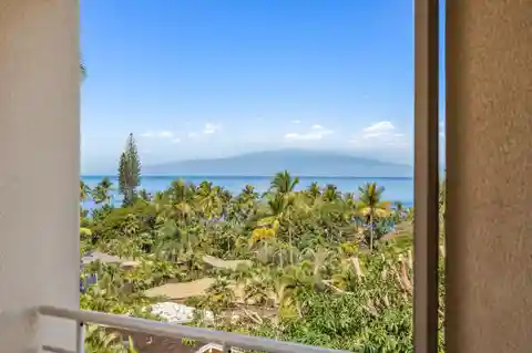 Beautifully Remodeled Top-Floor Unit at Wailea Palms Residences