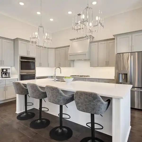 STUNNING SEVEN-BEDROOM HOME