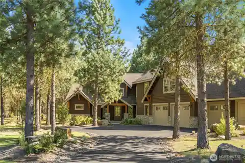 Four-Season Golf Course Retreat