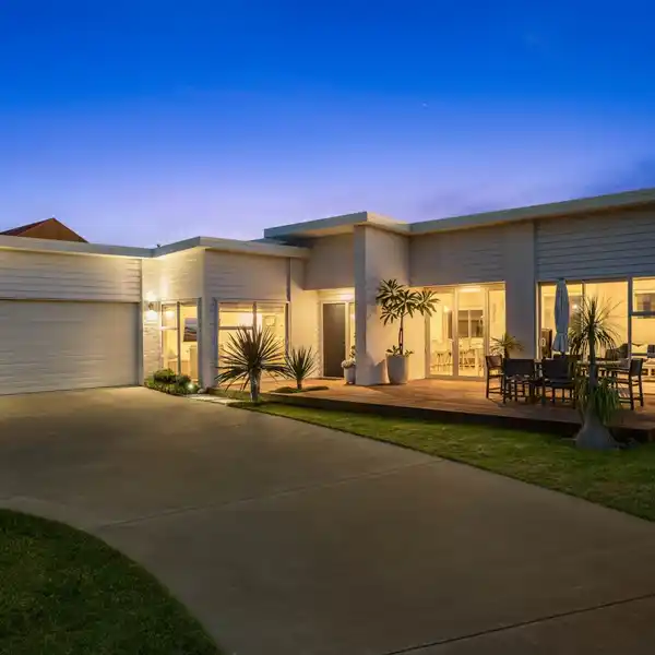 MODERN STYLE WITH EFFORTLESS COASTAL LIVING