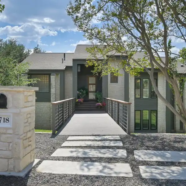 PRIVATE CREEKSIDE RETREAT WITH SPARKLING POOL