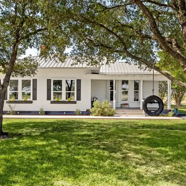TIMELESS ELEGANCE IN THIS FULLY RENOVATED FARMHOUSE ESTATE