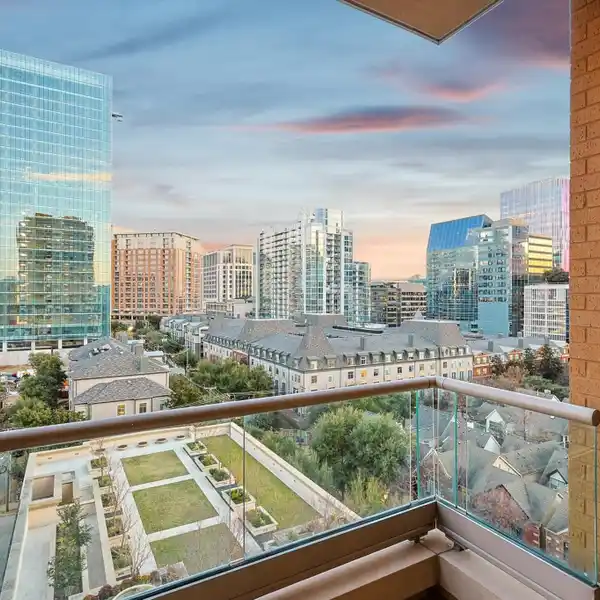 LUXURY HIGH-RISE LIVING IN THE RESIDENCES AT THE STONELEIGH