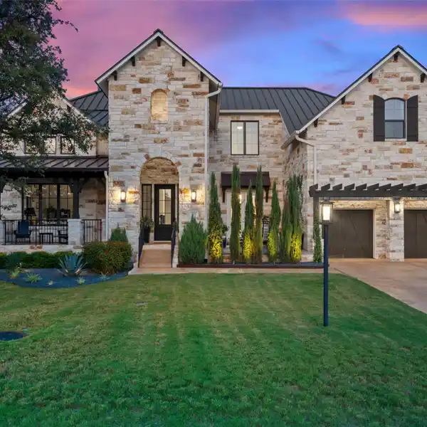 AN EXQUISITE BLEND OF STYLE AND FUNCTIONALITY