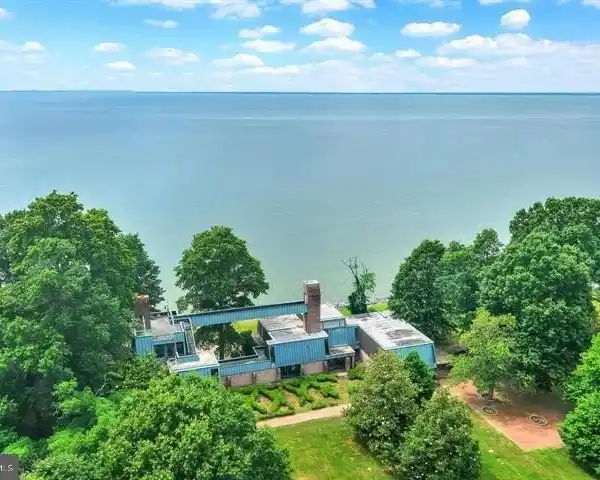 SPECTACULAR 20-ACRE WATERFRONT PARCEL