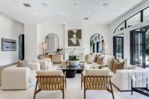 Stately Residence in Les Jardins