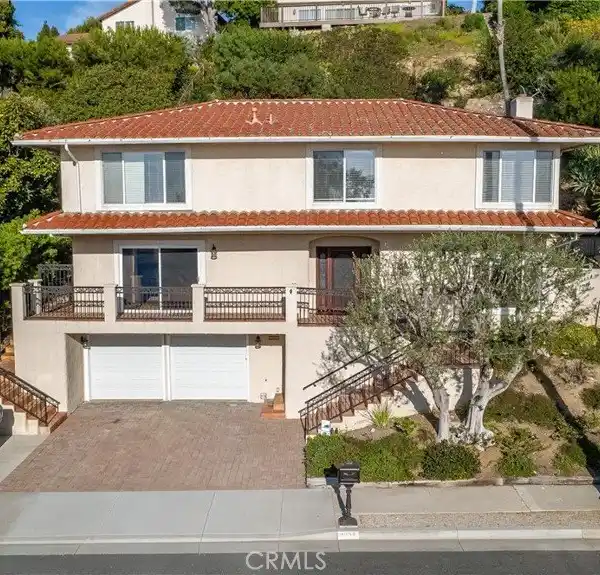 ELEGANT COASTAL RETREAT WITH CAPTIVATING OCEAN VIEWS