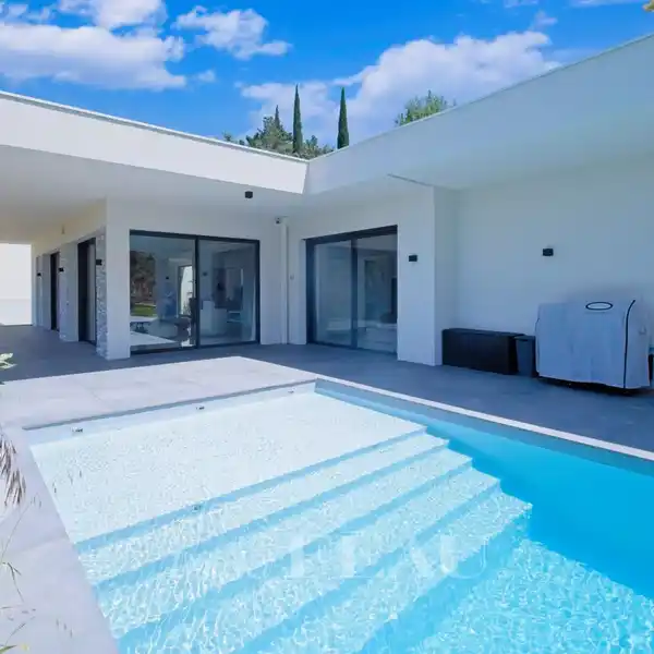 CONTEMPORARY LIVING IN A PEACEFUL SETTING
