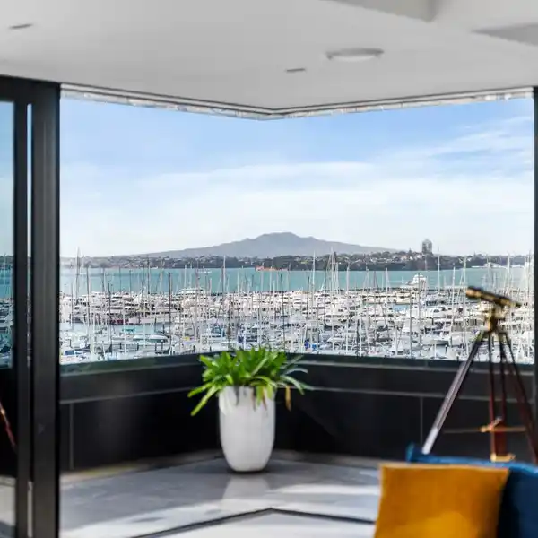 PANORAMIC HARBOUR RETREAT WITH LIFT AND WINE CELLAR