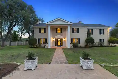 Luxury Living on 4 Private Acres