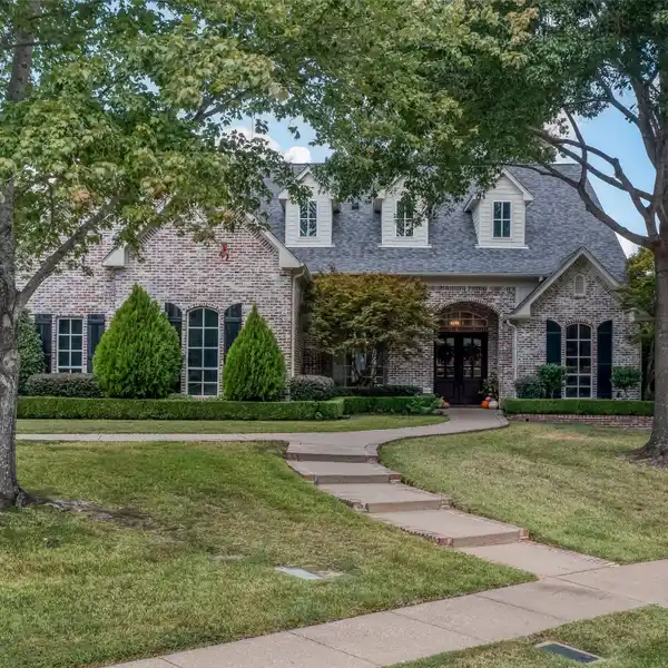 ELEGANT ESTATE WITH POOL AND COUNTRY CLUB ACCESS