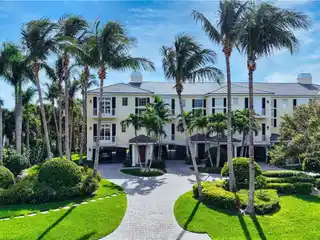 Spacious Townhome with Pool and Parking