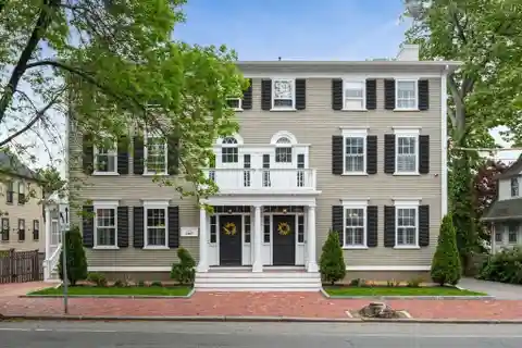 Stylish Townhouse Steps from Downtown