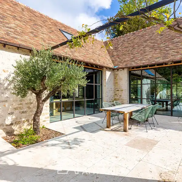 HIGH TECH PROPERTY IN PRIVILEGED LIVING ENVIRONMENT