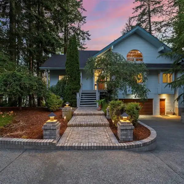 LAKEFRONT ELEGANCE WITH FLAT BANK WATERFRONT