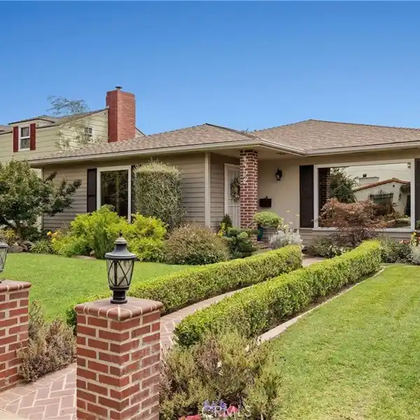 SINGLE-STORY GEM IN BIXBY KNOLLS