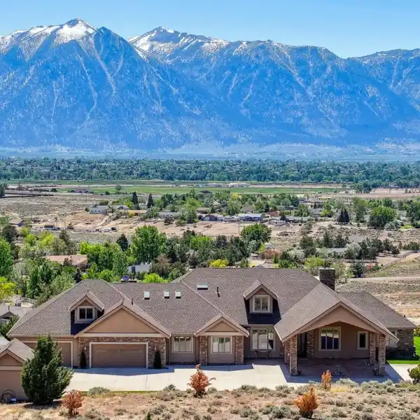 PANORAMIC MOUNTAIN VIEWS ON PRIVATE 5-ACRE ESTATE